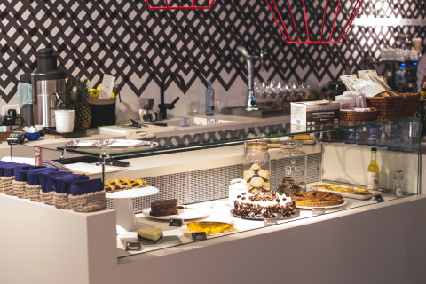 REVEL-Ma-KHIN-café-17